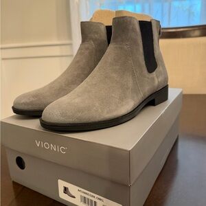 New - Vionic Womens Gray Suede Chelsea Boots